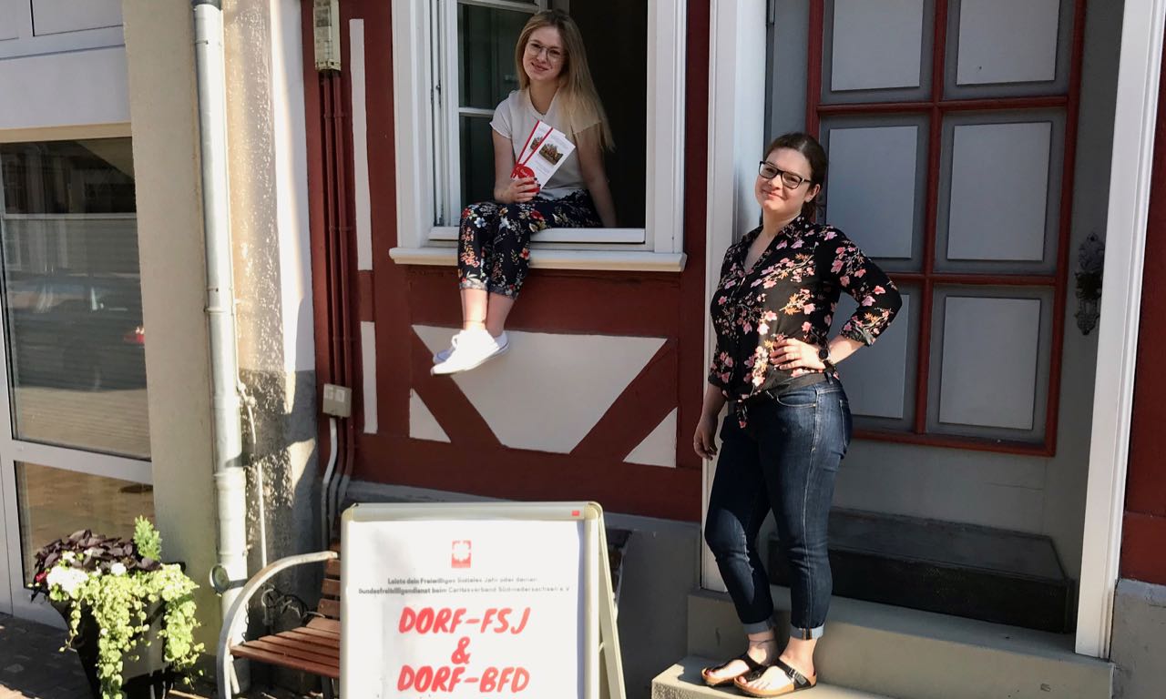 Lena Günther und Sandra Holzapfel (v.l.) werben für eine Mitarbeit im Dorf-Projekt der Caritas Südniedersachsen.Foto: Caritas