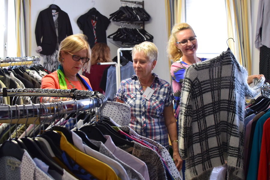 Kleidersuche im FAIRKAUF-Laden der Caritas Südniedersachsen in Duderstadt. Foto: Caritas