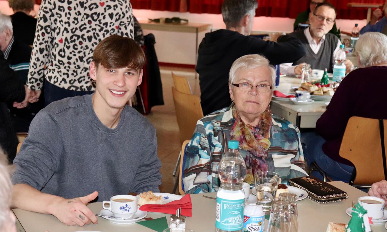 FSJler Sebastian Bachmann im Gespräch mit Tagesgast. | Foto: Caritas