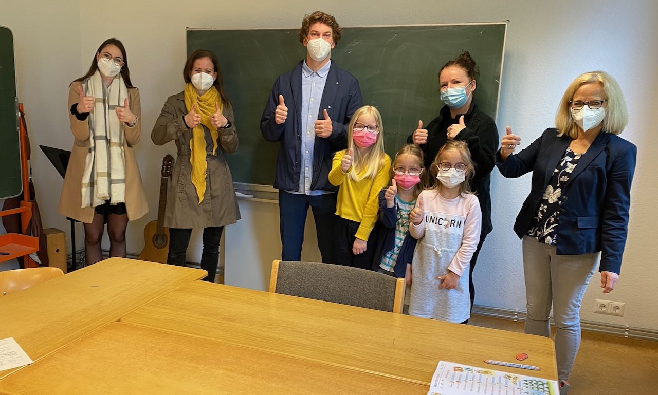 Freuen sich über das neue Homeschooling-Angebot in Hilkerode: drei Schülerinnen mit (v.l.) Melissa Diedrich (Homeschooling-Projekt), Constanze Brauschke (PaC), Konstantin Krolop (Homeschooling-Projekt), Elvira Werner (Dekanatsjugendzentrum Emmaus) und Schulleiterin Andrea Ohse.&nbsp;| Foto: Caritas Südniedersachsen