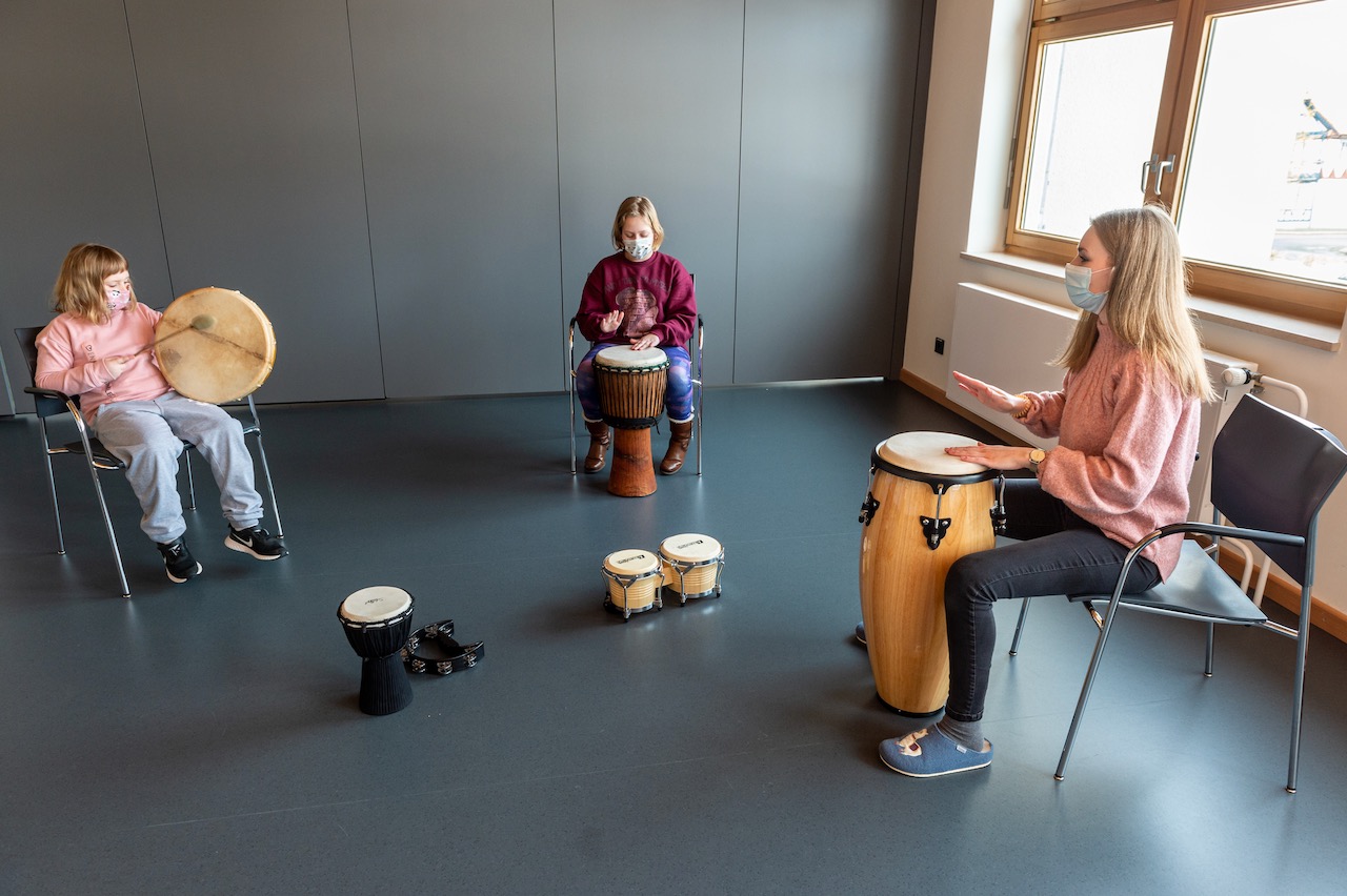 Gemeinsames Trommeln ist auch unter Pandemiebedingungen&nbsp;möglich. | Foto: Niklas Richter