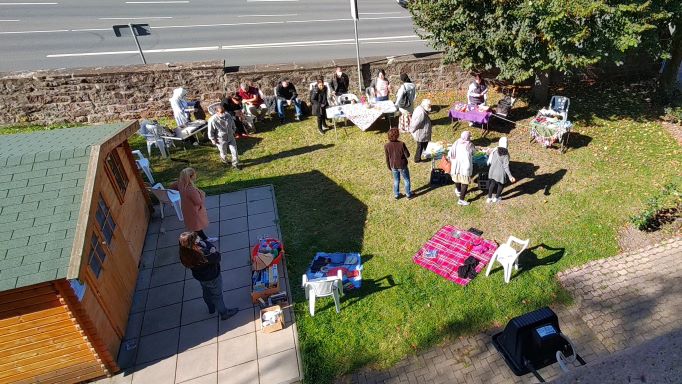 Einen regen Tauschhandel gab es auch beim Interkulturellen Tauschmarkt 2021 schon auf dem Außengelände der Caritas in Northeim. | Foto: Nicole Begunov / Caritas