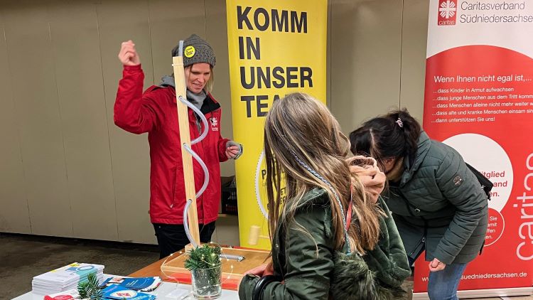 Ausbildungskoordinatorin Yvonne Becker am Stand der Caritas Südniedersachsen beim Voradvent in Gieboldehausen. | Foto: Caritas