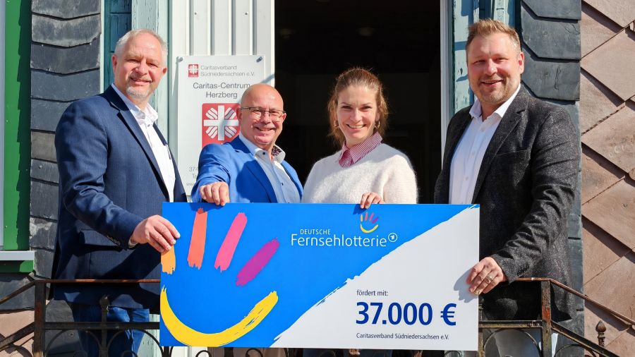 Bei der symbolischen Spendenübergabe am Caritas-Centrum in Herzberg am Harz (von links) Dr. Volker Bullwinkel, Michael Seifert, Isabel Lubojanski und Stephan Masch. | Foto: Claudia Nachtwey / cps