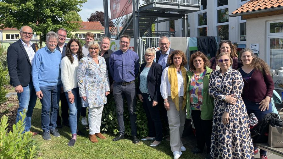 Besuch aus Gran Canaria: Gruppenbild vor dem Inklusiven Campus Duderstadt