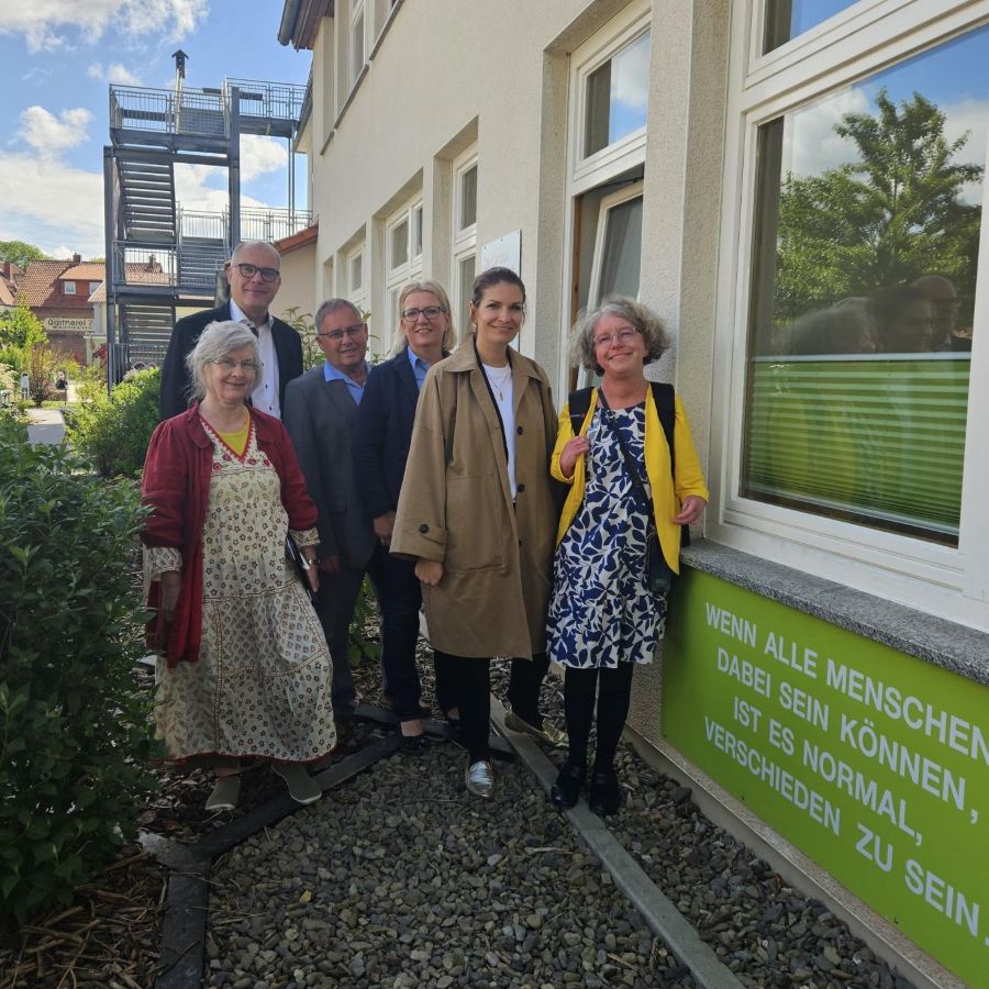 Die Europaabgeordnete Katrin Langensiepen (rechts) war zu Gast beim Inklusionsausschuss der Caritas Südniedersachsen (von links): Friederike Smilge, Holger Gatzenmeyer, Andreas Sommer, Karina Gatzenmeyer und Isabel Lubojanski. | Foto: Büro Langensiepen