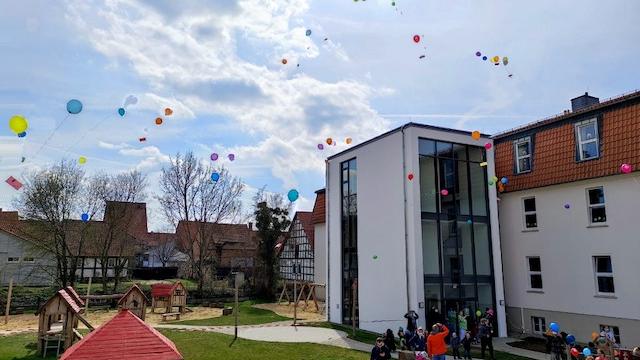 „Wir brauchen ein besseres KiTa-Gesetz, jetzt!“: bunte Luftaballons steigen mit den Forderungen der Eltern in den Himmel. | Foto: Ines Kramer