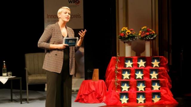 Moderatorin Katharina Müller eröffnet den Abend. | Foto: TrapezFilm – Stephan Beuermann