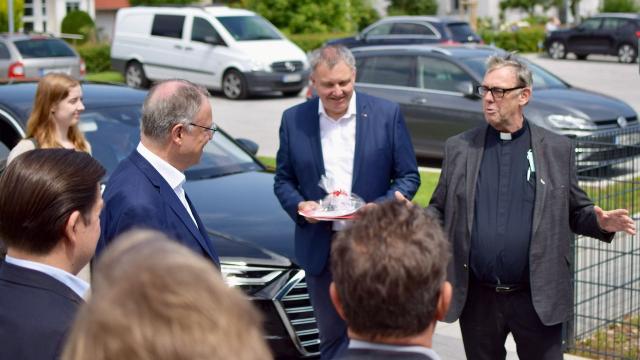 Ankunft des Ministerpräsidenten (v.r.): Dechant Wigbert Schwarze, Ralf Regenhardt, Stephan Weil.
