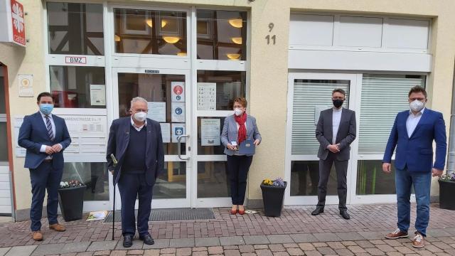 Waren bei der Feierstunde dabei (v.l.): Kreisrat Marcel Riethig, Ehrenlandrat Lothar Koch, Lydia Ballhausen, Propst Thomas Berkefeld und Bürgermeister Thorsten Feike. | Foto: Riemekasten-Remy / Caritas