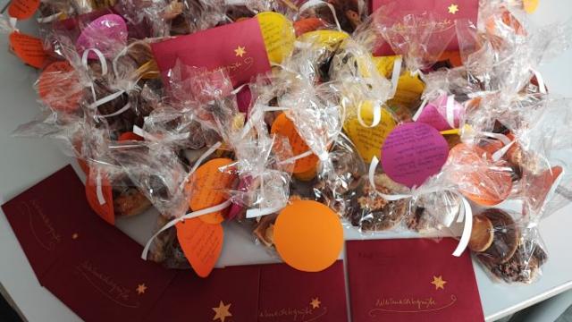 Kekse und Briefe warten auf die Weitergabe an alleinlebende Senior:innen. | Foto: Caritas