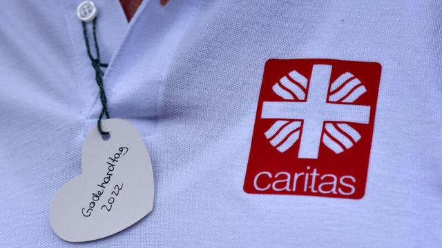 Bei der Abschlussandacht des Godehardtags wurden kleine Herzen verteilt. | Foto: Iris Blank