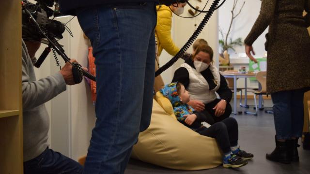 Morgendliche Ankunft in der Kinder-Gruppe. | Foto: Broermann / Caritas