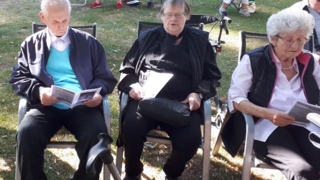 Die Gäste der Tagespflege hatten schattige Plätze vor dem Freialtar. | Foto: Stefanie Jünemann