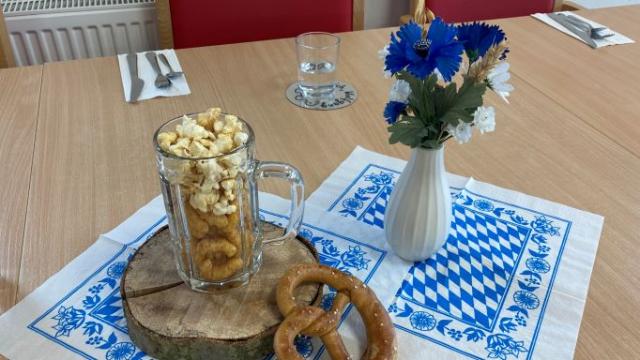 Zum Oktoberfest gehörte auch eine bayerische Dekoration. | Foto: Melanie Petroschka / Caritas