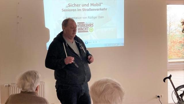 „Sicher und Mobil“: Rüdiger Iben von der Verkehrswacht gibt Tipps für das Verhalten im Straßenverkehr | Foto: Caritas