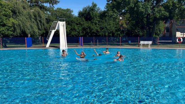 Foto: Kinder im Becken des Freibads Duderstadt