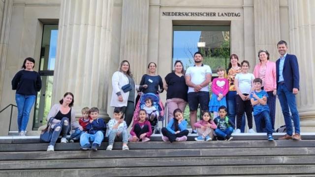 Gruppenfoto mit Kathleen Wortmann (l.) und Christian Frölich (r.) vor dem Niedersächsischen Landtag. | Foto: Caritas