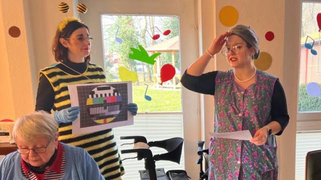 Mit einer Büttenrede der „Campus-Oma“ wurden die Gäste der Caritas-Tagespflege überrascht. | Foto: Caritas