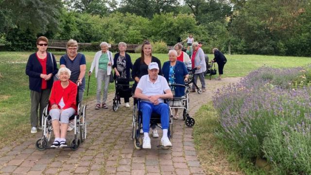 Gäste der Tagespflege besuchen Gut Herbigshagen