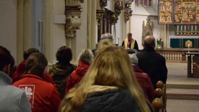 Domkapitular Propst Thomas Berkefeld hält mit den Caritas-Mitarbeitenden eine Andacht in der Basilika St. Cyriakus. | Foto: Johannes Broermann / cps