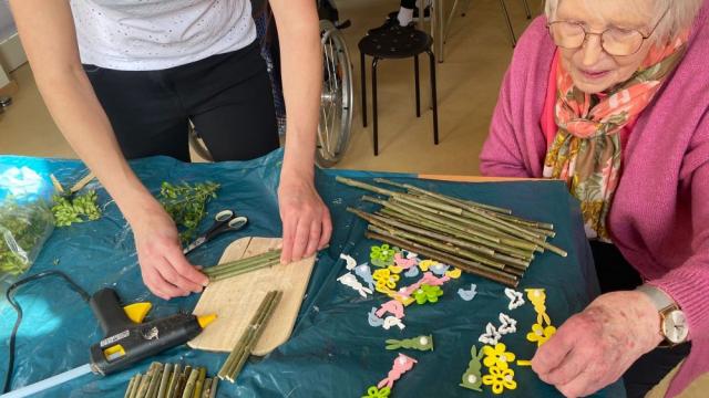 In unserer Tagespflege wurden Palmkreuze aus Naturmaterialien gebastelt.