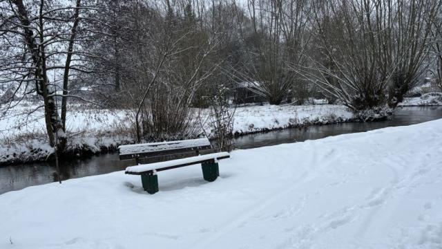 Aktuell steht die Bank im Schnee, ...