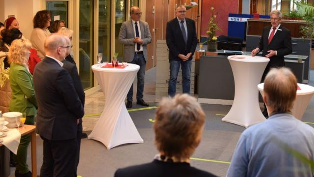 Sparkassen-Vorstandsvorsitzender Uwe Hacke begrüßte das Caritas-Team ...