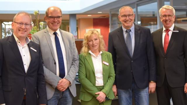Freuen sich über den gelungenen Start der Caritas-Anlaufstelle in Gieboldehausen (v.l.): Sparkassen-Vorstand Markus Teichert, Caritas-Vorstand Holger Gatzenmeyer, Caritas-Pflegeteamleiterin Ulla Becker, Caritas-Vorstandssprecher Ralf Regenhardt und Sparkassen-Vorstandsvorsitzender Uwe Hacke.