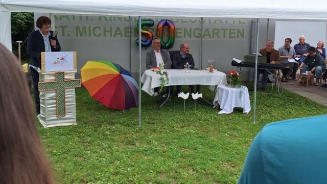 Heike Jagemann begrüßt die die Festgemeinde. | Foto: Johannes Broermann / cps