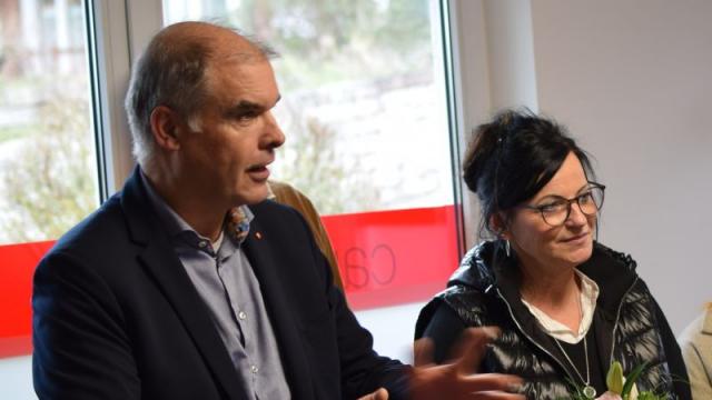 Holger Gatzenmeyer und Simone Lojda überbrachten Glückwünsche. | Foto: Johannes Broermann / cps