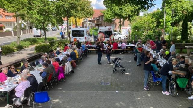 Mehr als 20 Meter lang war die Kaffeetafel, die kürzlich am Duderstädter Schützenring vor dem Jufi aufgebaut wurde. | Foto: Caritas