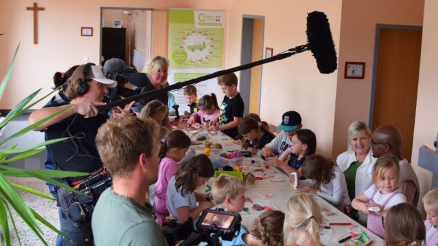 Das Foto zeigt ein TV-Team beim Dreh während einer Bastelaktion.