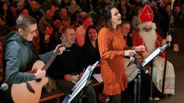 Das Foto zeigt einen Blick auf die Chorleiterin.