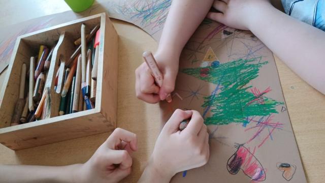 Kinder, Jugendliche und pädagogische Mitarbeitende bastelten eine Tür aus Pappe, in die das Foto des Eingangsbereichs geklebt wurde. | Foto: Caritas