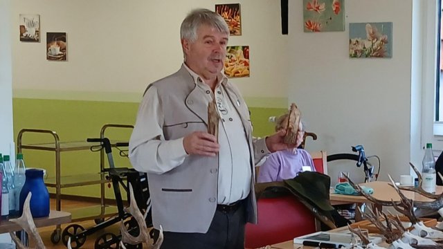 Das Foto zeigt Jäger Werner Zapfe aus Seulingen bei seinem Vortrag.