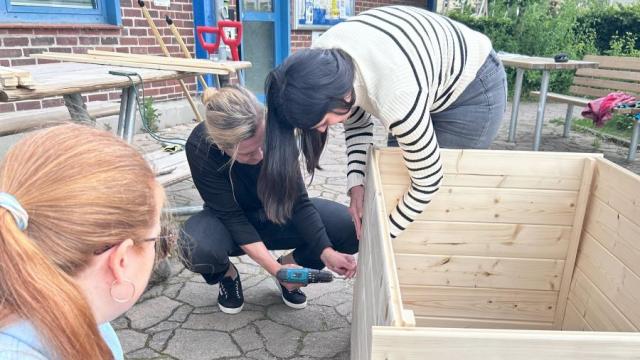 Beim Corporate Volunteering wurden mehrere Hochbeete gebaut. | Foto: Arineo