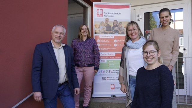 Das Gruppenfoto wurde vor dem Hauseingang am Nordring in Northeim aufgenommen.