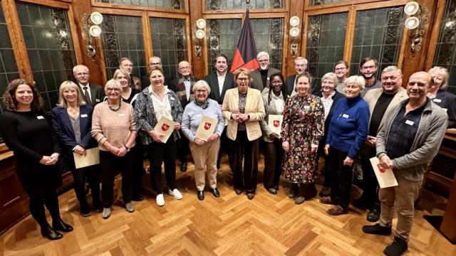 Innenministerin Daniela Behrens im Kreis von bisherigen und neuen Mitgliedern der Härtefallkommission. | Foto: Nds. Ministerium für Inneres und Sport