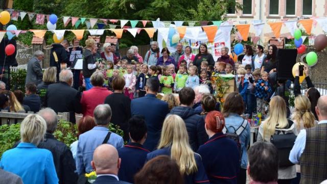 Kita-Kinder und MitMachChor begrüßten die Gäste musikalisch. | Foto: Broermann