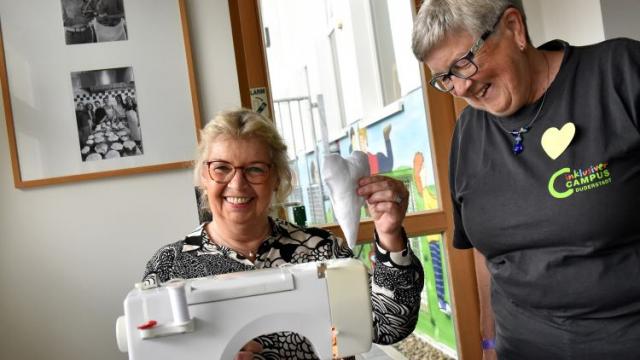 Annelore von Hof von der Stadt Duderstadt zeigte ihr Können an der Nähmaschine und wurde dabei begleitet von Nähcafé-Leiterin Bärbel Schneegans. | Foto: Blank