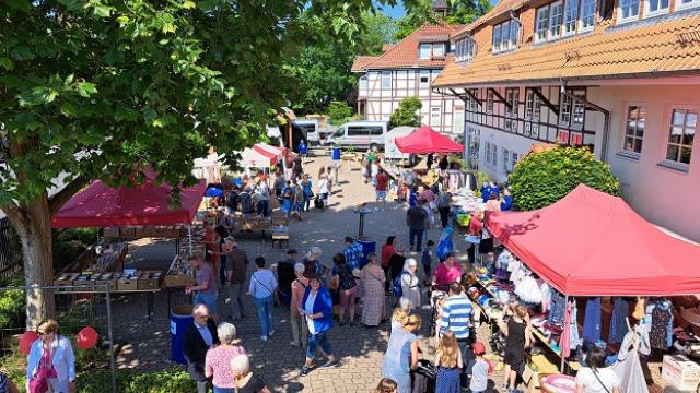 Verkaufsstände des Fairkauf-Ladens auf dem Caritas-Gelände | Foto: Hartnack/Caritas