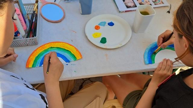 Neben Verkaufsständen gab es auch Kinderschminken und eine Bastel- und Malecke. Für das leibliche Wohl wurde außerdem gesorgt. | Foto: Hartnack/Caritas