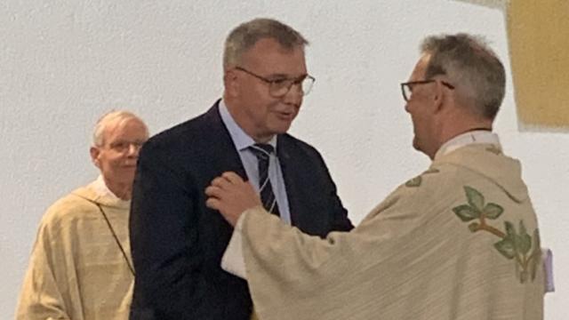 Dechant Wigbert Schwarze bedankt sich bei Ralf Regenhardt. | Foto: Holger Gatzenmeyer