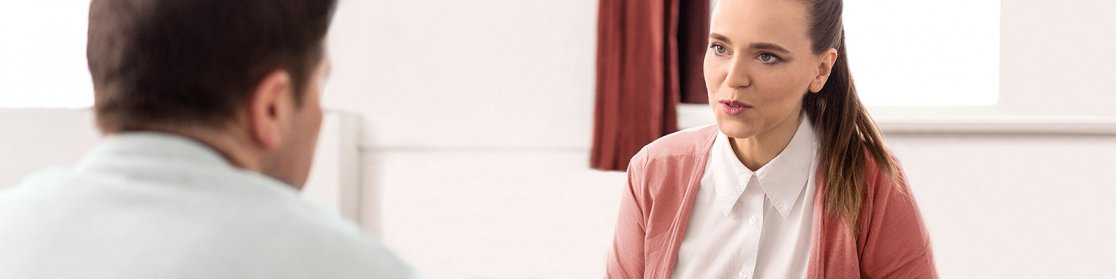 Teaser-Bild: Zwei Menschen im Gespräch, in einer Beratungssituation.